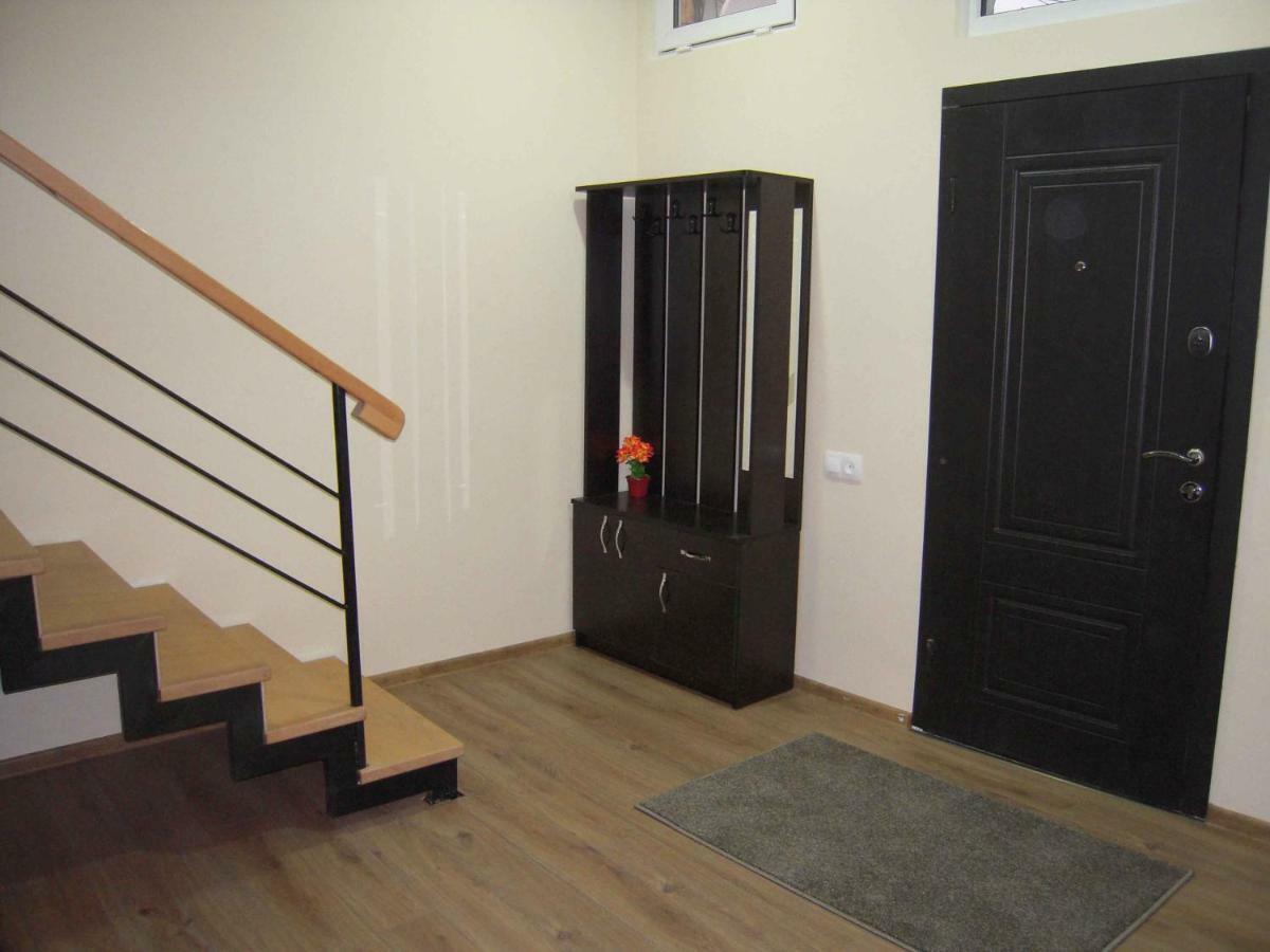 Apartment Full House *